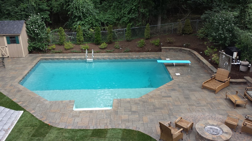 Idée de décoration pour une piscine hors-sol et arrière design de taille moyenne et sur mesure avec une dalle de béton.