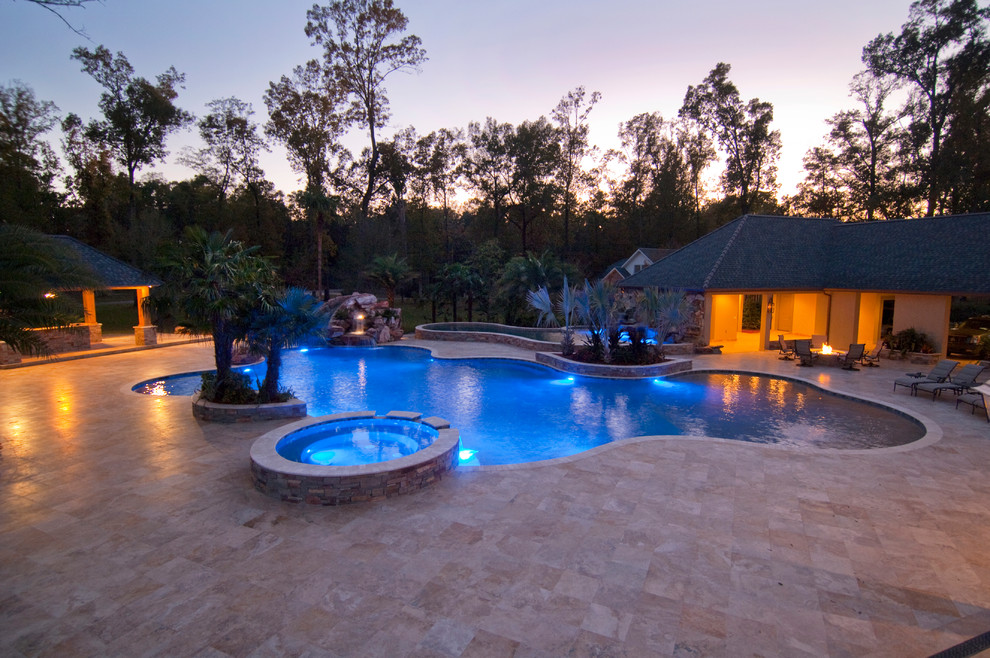 Foto de piscinas y jacuzzis naturales exóticos extra grandes a medida en patio trasero con suelo de baldosas