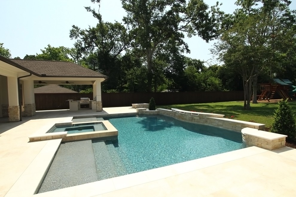 Стильный дизайн: большой прямоугольный бассейн на заднем дворе в стиле неоклассика (современная классика) с джакузи и покрытием из каменной брусчатки - последний тренд