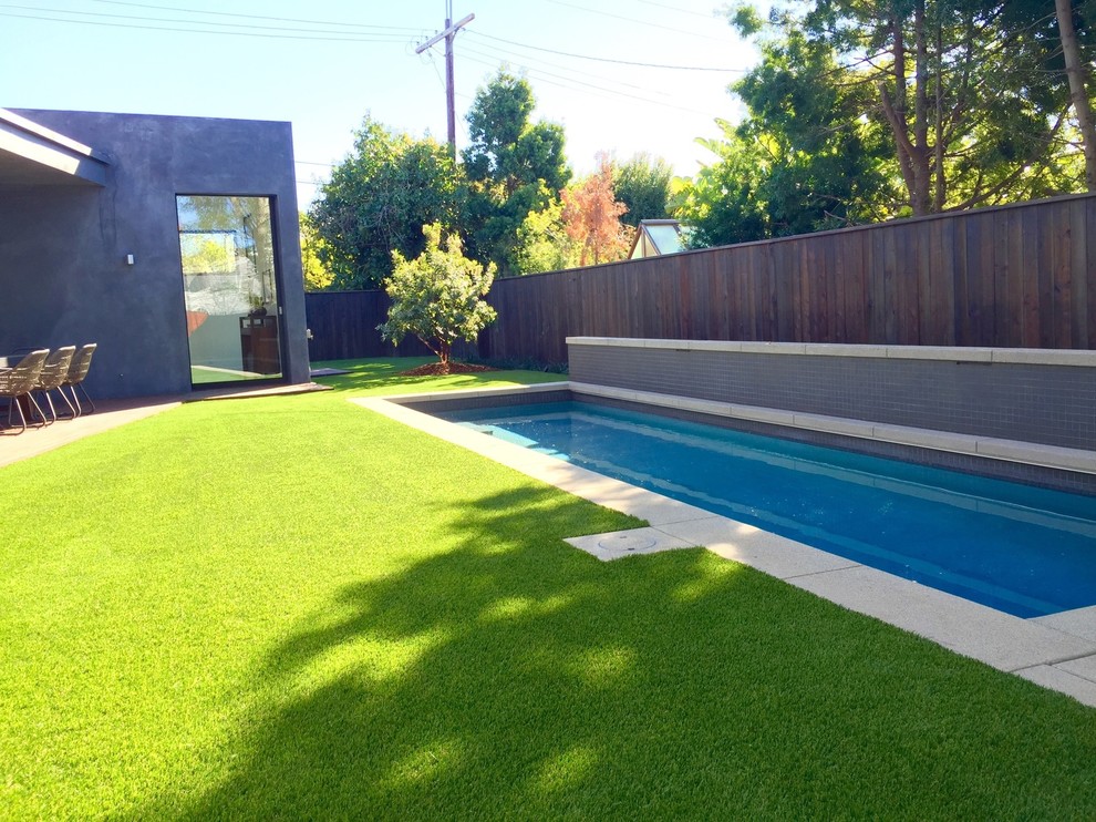 Стильный дизайн: спортивный, прямоугольный бассейн среднего размера на заднем дворе в современном стиле с мощением тротуарной плиткой - последний тренд