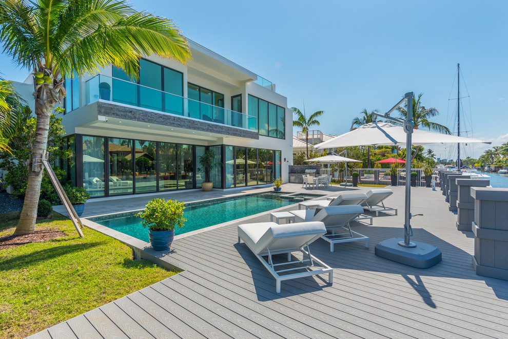 Moderner Pool in rechteckiger Form mit Dielen in Miami