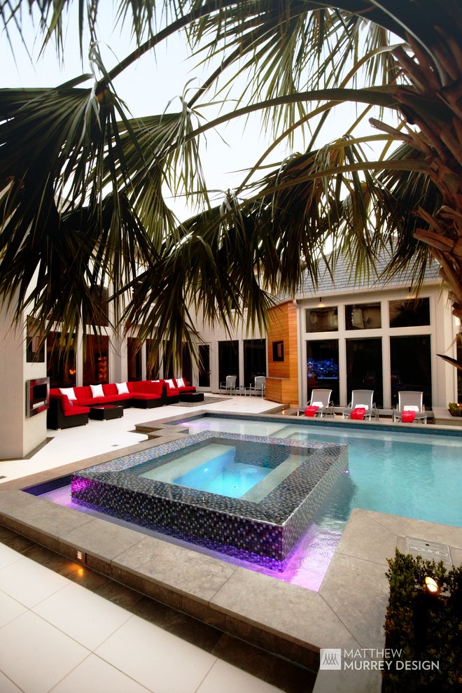 Foto di una piscina minimal personalizzata di medie dimensioni e dietro casa con una vasca idromassaggio e piastrelle