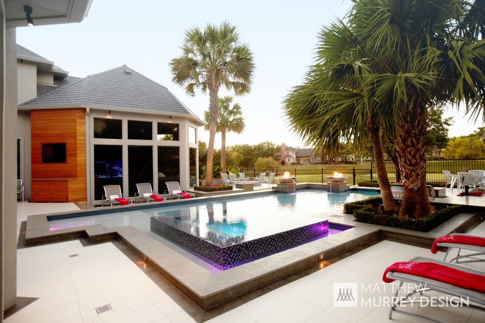 Стильный дизайн: бассейн среднего размера, произвольной формы на заднем дворе в современном стиле с джакузи и покрытием из плитки - последний тренд