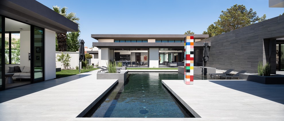 Großer, Gefliester Moderner Pool hinter dem Haus in individueller Form in Las Vegas