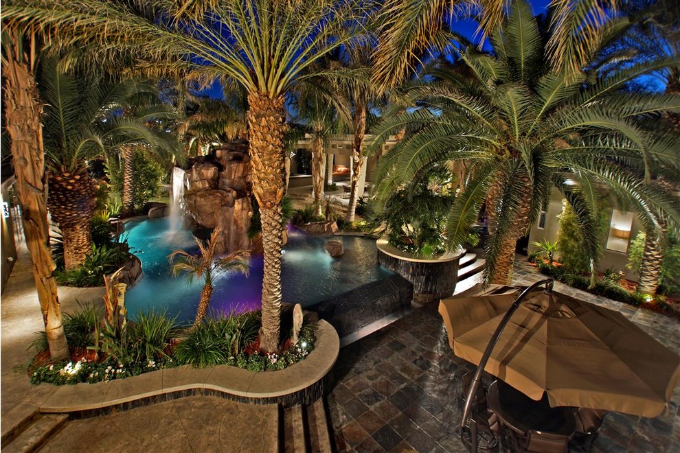 This is an example of a contemporary swimming pool in Las Vegas.