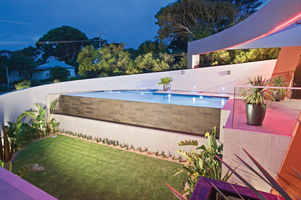 Стильный дизайн: маленький прямоугольный бассейн в современном стиле для на участке и в саду - последний тренд