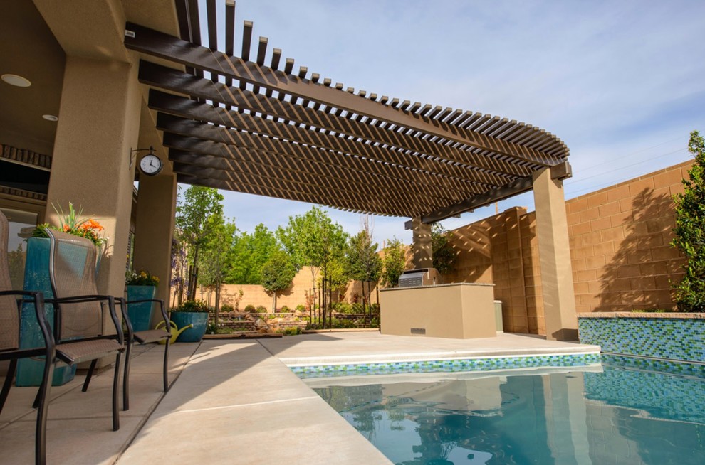 Esempio di una piscina naturale minimalista personalizzata di medie dimensioni e dietro casa con lastre di cemento