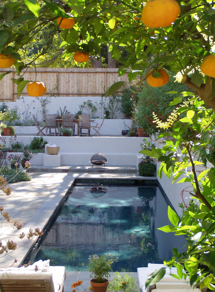 Стильный дизайн: спортивный, прямоугольный бассейн среднего размера на заднем дворе в современном стиле с фонтаном и покрытием из каменной брусчатки - последний тренд