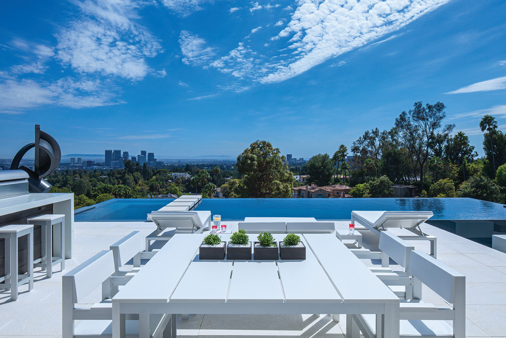 Moderner Infinity-Pool hinter dem Haus in rechteckiger Form in Los Angeles