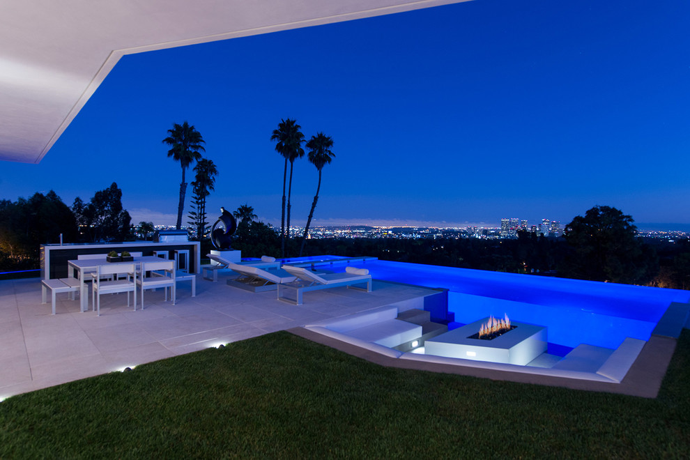 Geräumiger, Gefliester Moderner Infinity-Pool hinter dem Haus in rechteckiger Form in Los Angeles