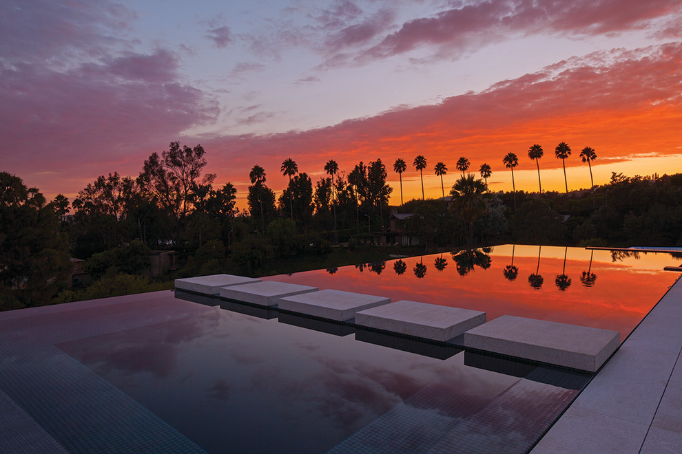 Geräumiger Moderner Infinity-Pool hinter dem Haus in rechteckiger Form in Los Angeles