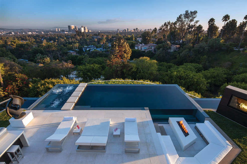 Diseño de piscinas y jacuzzis infinitos modernos extra grandes rectangulares en patio trasero