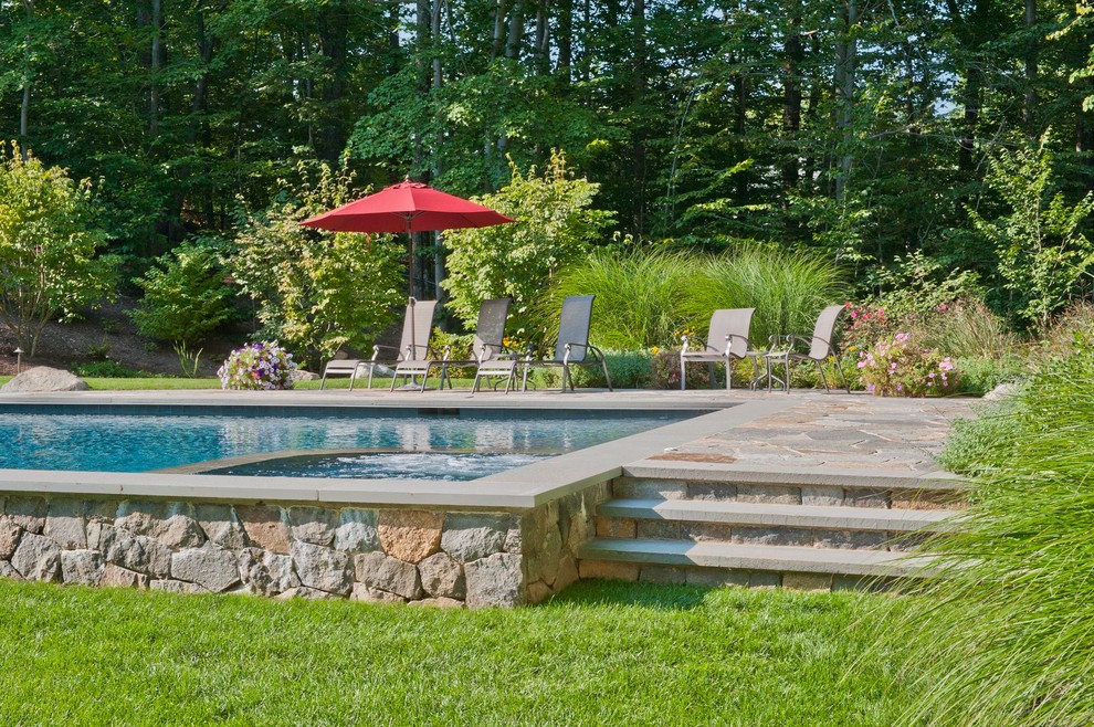 На фото: спортивный, прямоугольный бассейн среднего размера на заднем дворе в классическом стиле с джакузи и покрытием из каменной брусчатки с