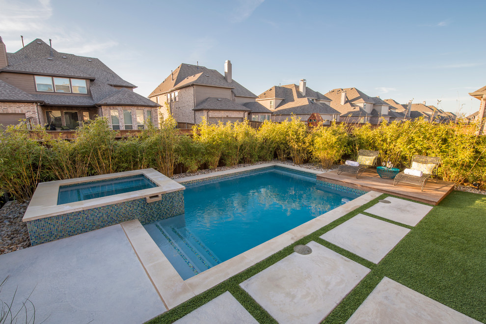 Стильный дизайн: маленький прямоугольный бассейн на заднем дворе в современном стиле с джакузи и покрытием из бетонных плит для на участке и в саду - последний тренд