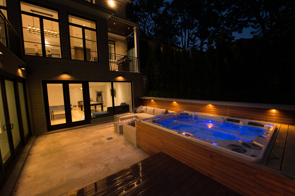Esempio di una grande piscina fuori terra minimalista rettangolare dietro casa con una vasca idromassaggio e pedane