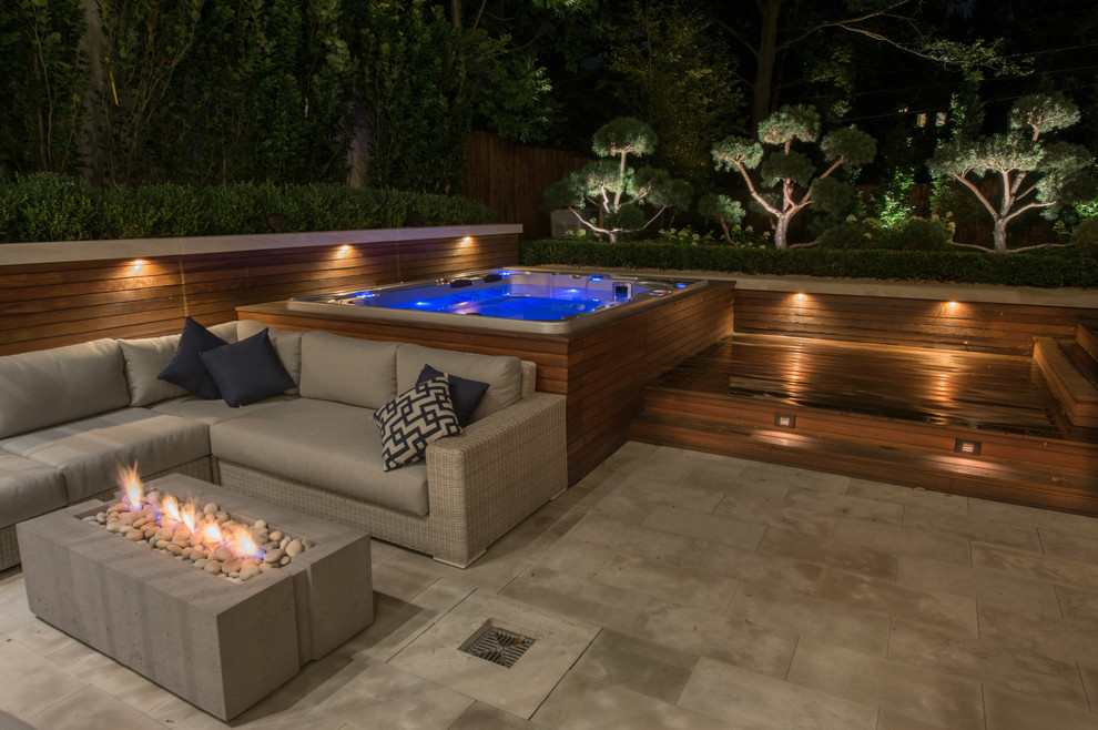 Стильный дизайн: большой наземный, прямоугольный бассейн на заднем дворе в стиле ретро с джакузи и настилом - последний тренд