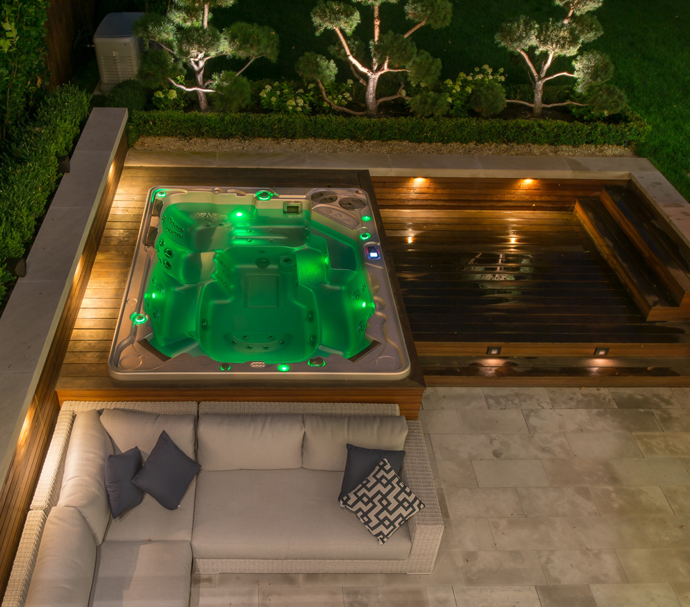 Свежая идея для дизайна: большой наземный, прямоугольный бассейн на заднем дворе в стиле ретро с джакузи и настилом - отличное фото интерьера