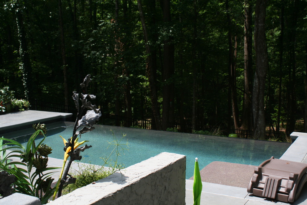 Aménagement d'un Abris de piscine et pool houses arrière contemporain de taille moyenne et rectangle avec des pavés en béton.