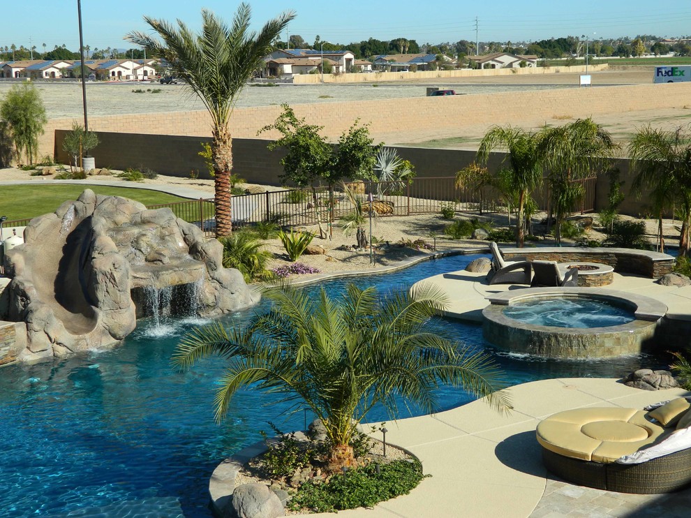 Ispirazione per una grande piscina naturale mediterranea personalizzata dietro casa con pavimentazioni in pietra naturale