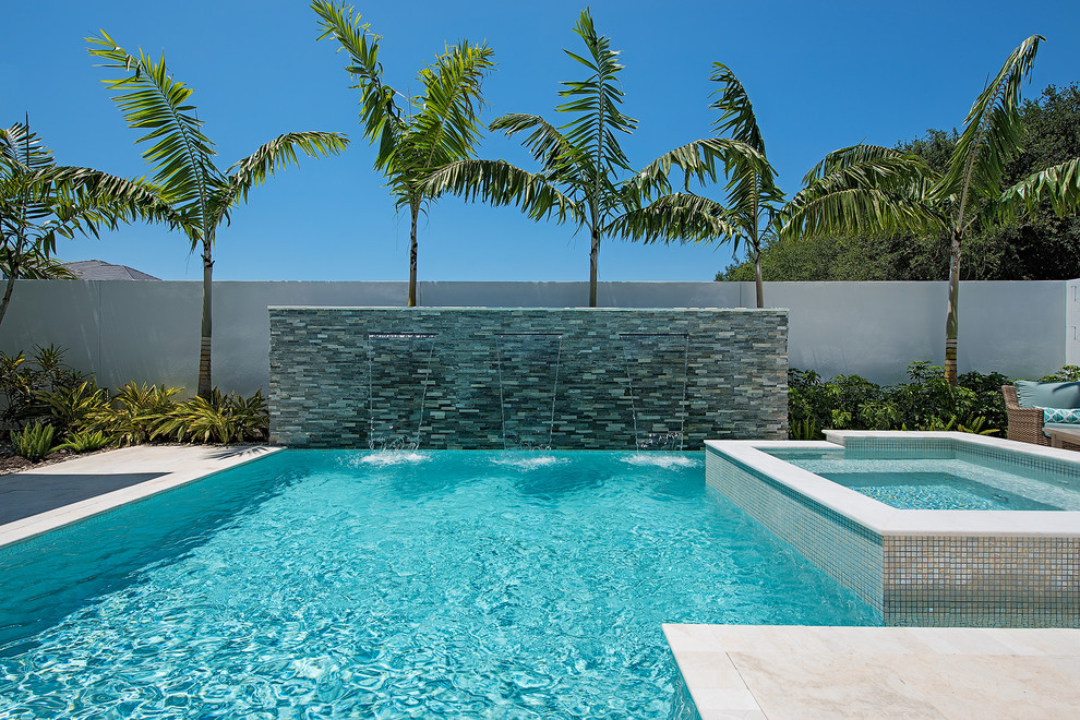 На фото: естественный, прямоугольный бассейн среднего размера на заднем дворе в современном стиле с фонтаном и покрытием из каменной брусчатки