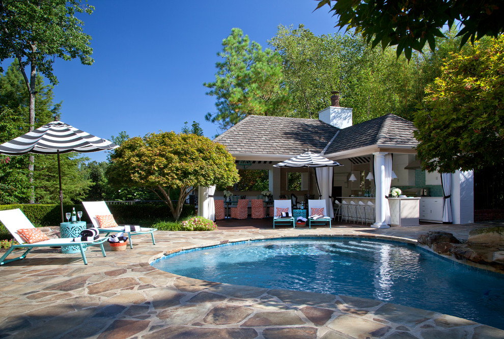 Foto de casa de la piscina y piscina tradicional renovada de tamaño medio a medida en patio trasero