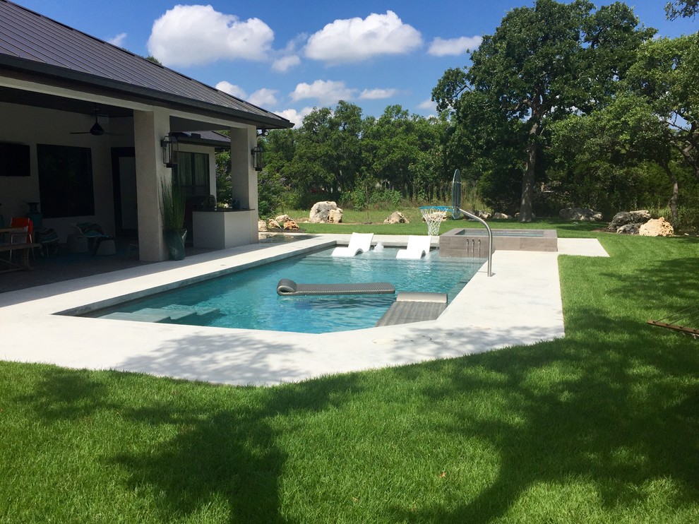 Hot tub - mid-sized contemporary backyard concrete and custom-shaped lap hot tub idea in Houston