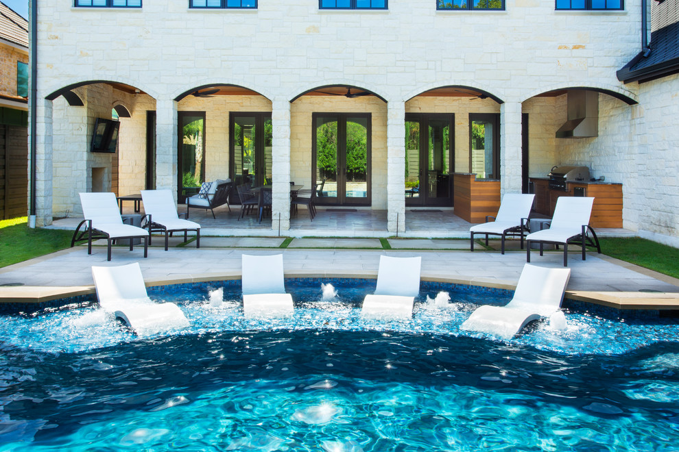Immagine di una grande piscina monocorsia contemporanea personalizzata dietro casa con una vasca idromassaggio