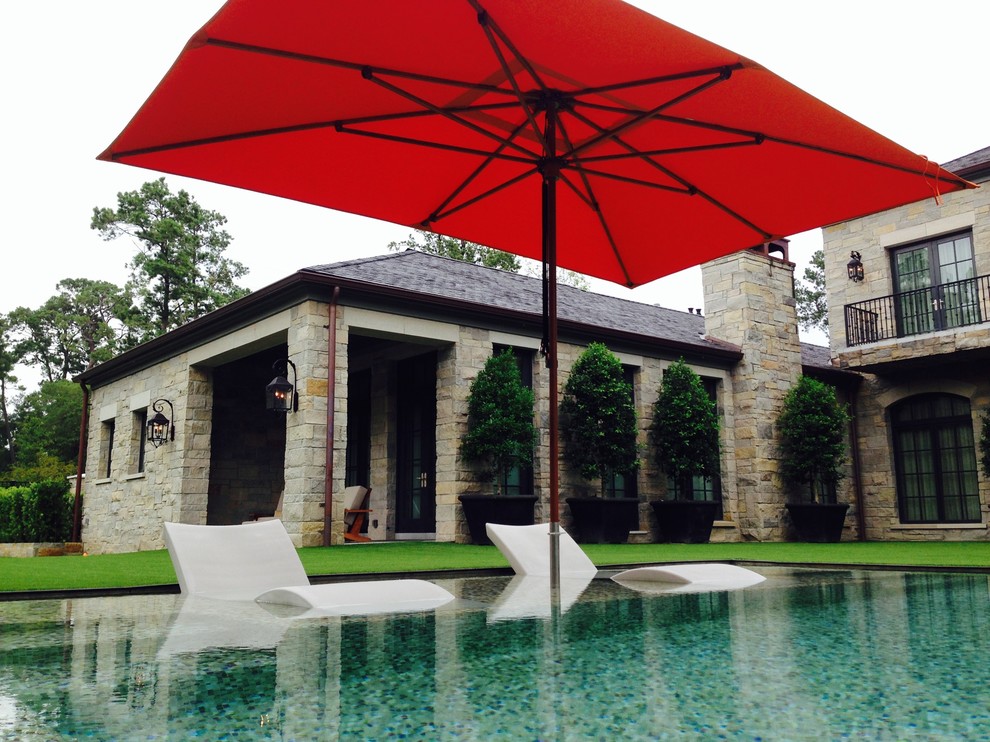 Mittelgroßer Pool hinter dem Haus in rechteckiger Form in Houston