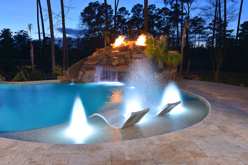 Идея дизайна: большой естественный бассейн произвольной формы на заднем дворе в современном стиле с фонтаном и покрытием из плитки