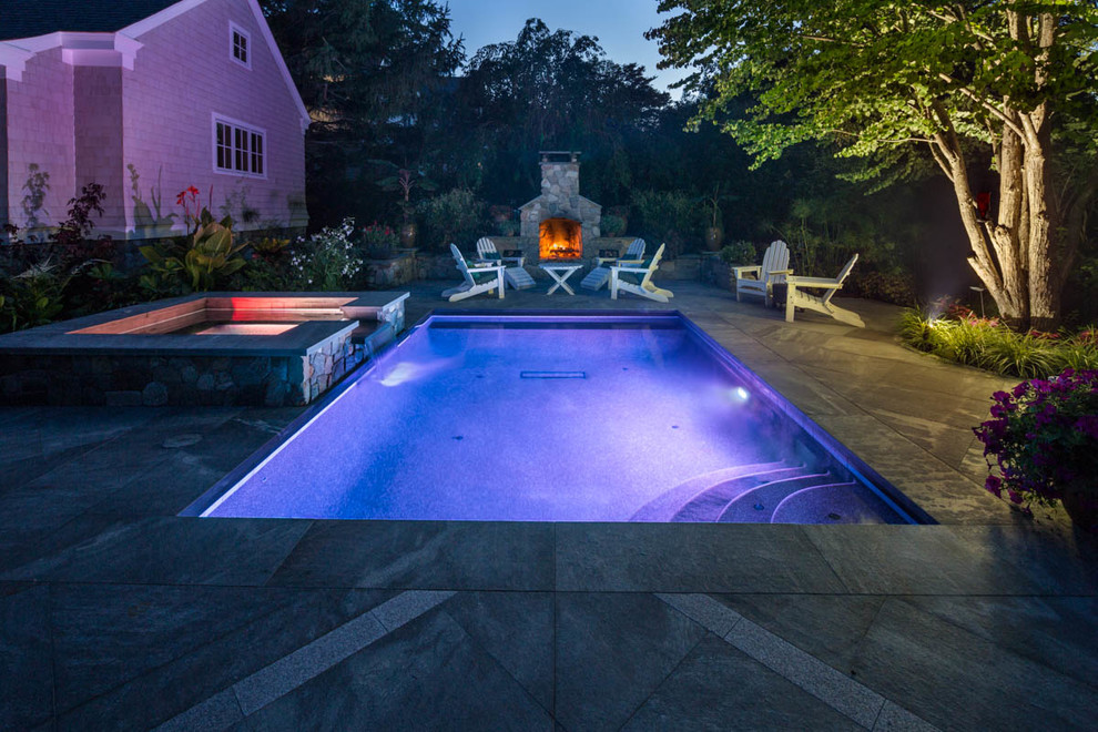 Diseño de piscinas y jacuzzis alargados tradicionales de tamaño medio rectangulares en patio trasero con adoquines de hormigón