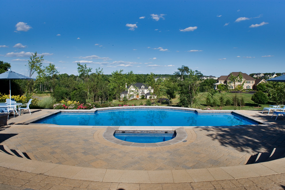 Foto di una piscina naturale chic personalizzata di medie dimensioni e nel cortile laterale con fontane e pavimentazioni in cemento