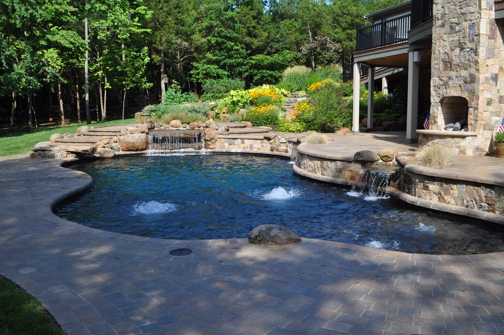 Foto de piscina ecléctica en patio trasero