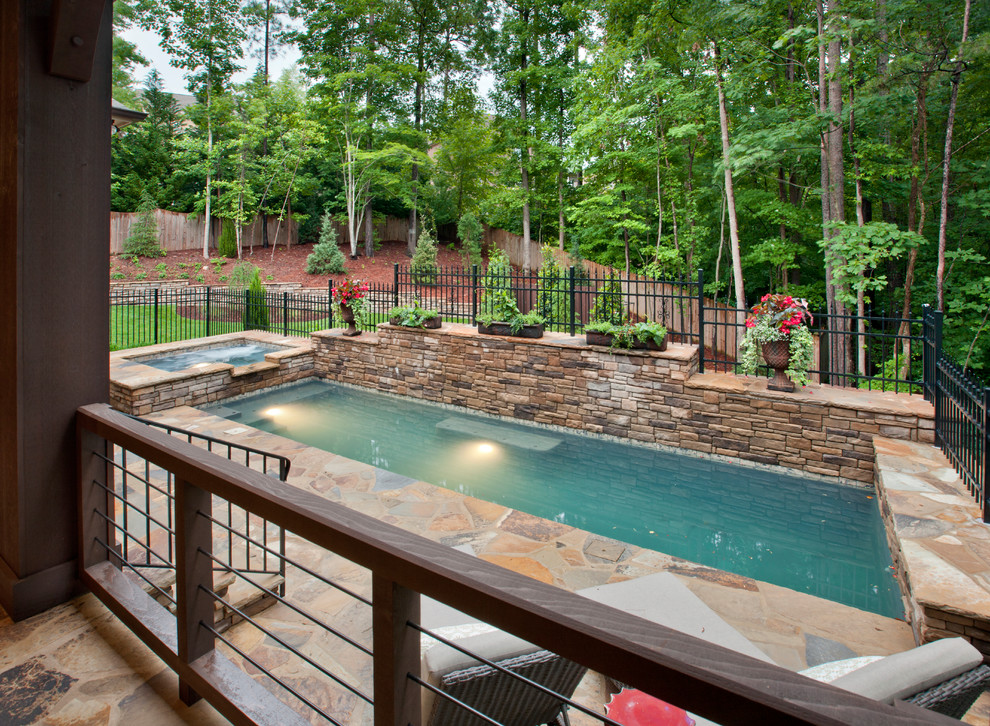 Cette photo montre une piscine naturelle et arrière chic de taille moyenne et rectangle avec des pavés en pierre naturelle.