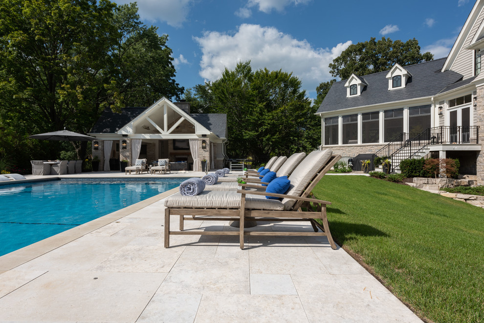Foto di un'ampia piscina tradizionale rettangolare dietro casa con una dépendance a bordo piscina e pavimentazioni in pietra naturale