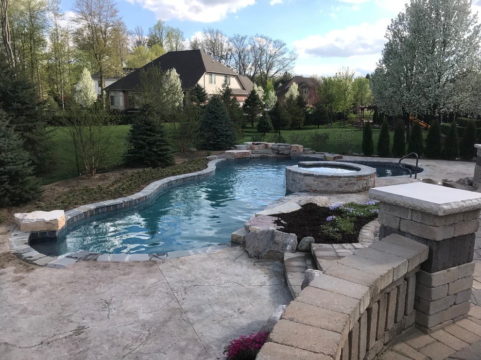 Immagine di una piscina monocorsia contemporanea personalizzata di medie dimensioni e dietro casa con una vasca idromassaggio