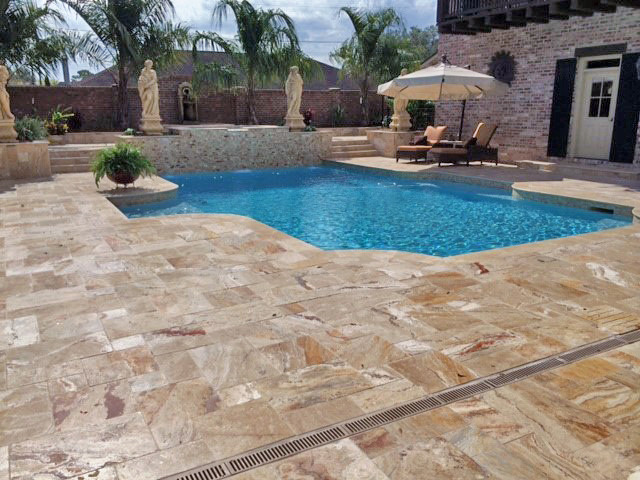 Diseño de piscina con fuente alargada vintage de tamaño medio a medida en patio con adoquines de piedra natural