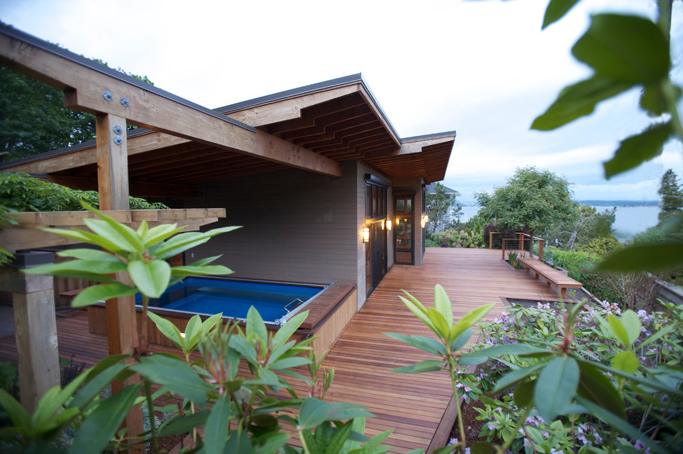 Diseño de piscinas y jacuzzis alargados contemporáneos grandes rectangulares en patio lateral con entablado