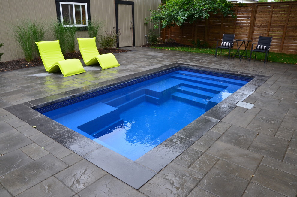 Esempio di una piccola piscina contemporanea rettangolare dietro casa con pavimentazioni in cemento