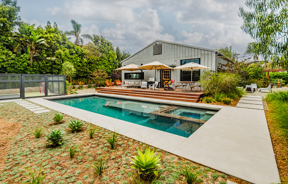 Свежая идея для дизайна: спортивный, прямоугольный бассейн среднего размера на заднем дворе в стиле ретро с джакузи и покрытием из бетонных плит - отличное фото интерьера