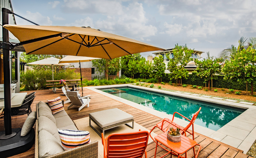 Diseño de piscinas y jacuzzis alargados vintage de tamaño medio rectangulares en patio trasero con losas de hormigón