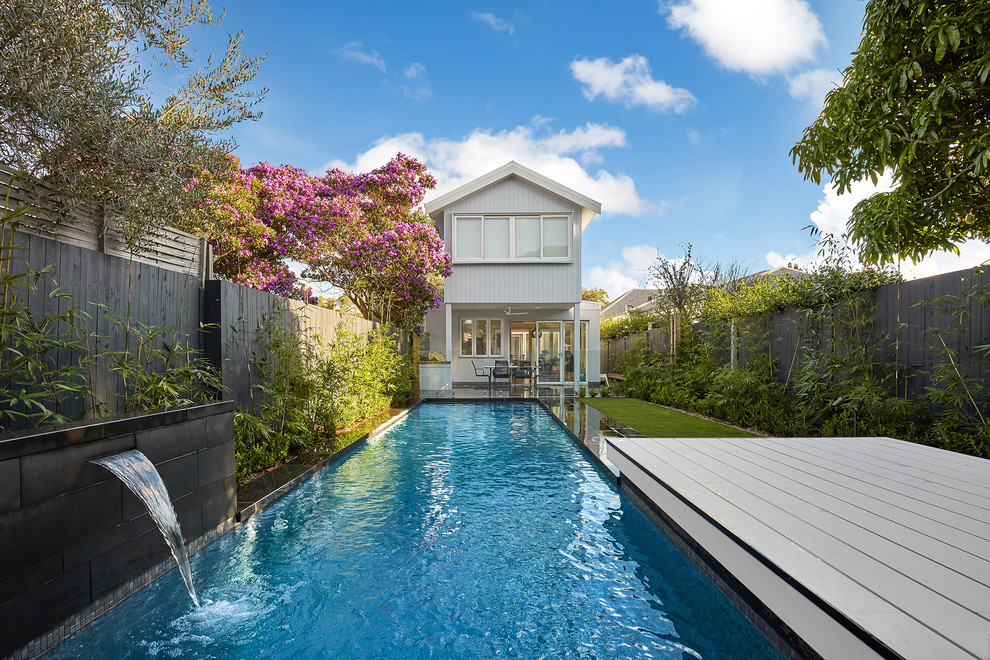 Kleines Modernes Sportbecken hinter dem Haus in rechteckiger Form mit Wasserspiel und Dielen in Sydney