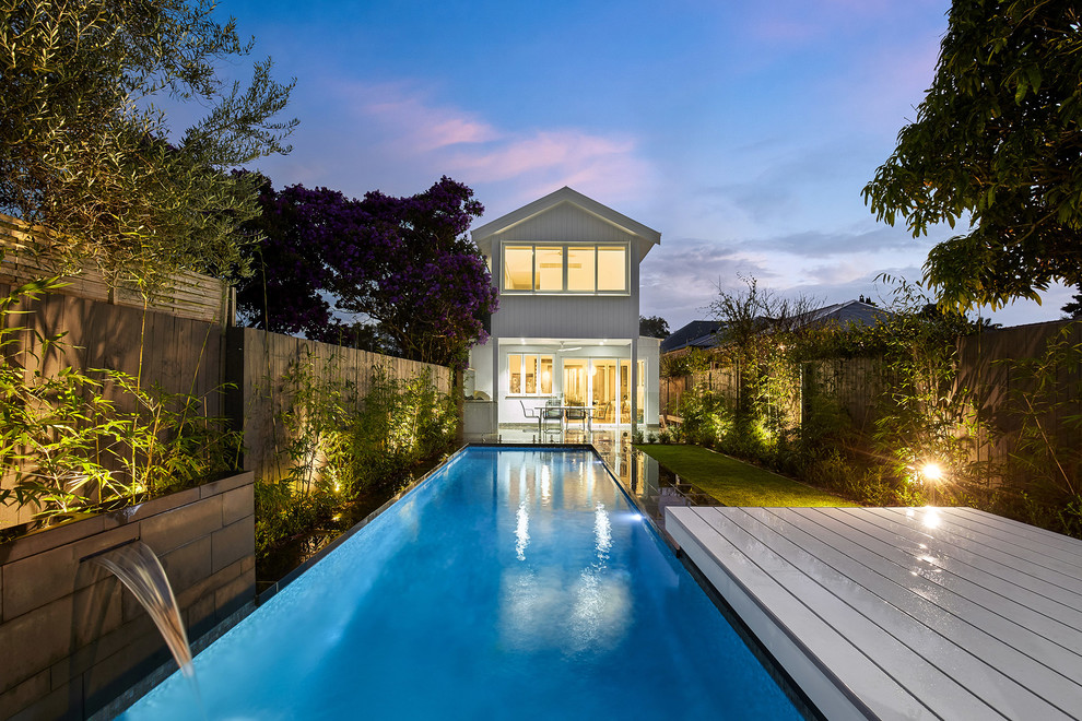 Immagine di una piccola piscina monocorsia minimal personalizzata dietro casa con una dépendance a bordo piscina