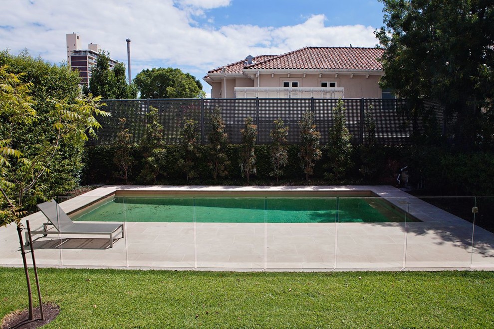 Großes Modernes Sportbecken hinter dem Haus in rechteckiger Form mit Natursteinplatten in Sydney