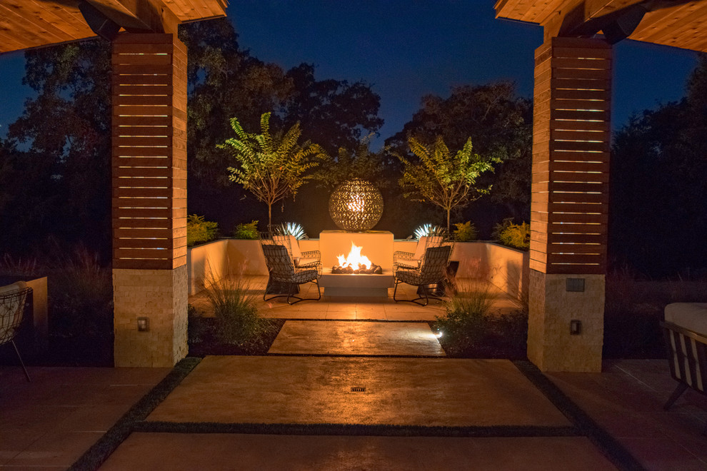 Foto de piscina con fuente infinita tradicional renovada extra grande a medida en patio trasero con adoquines de piedra natural