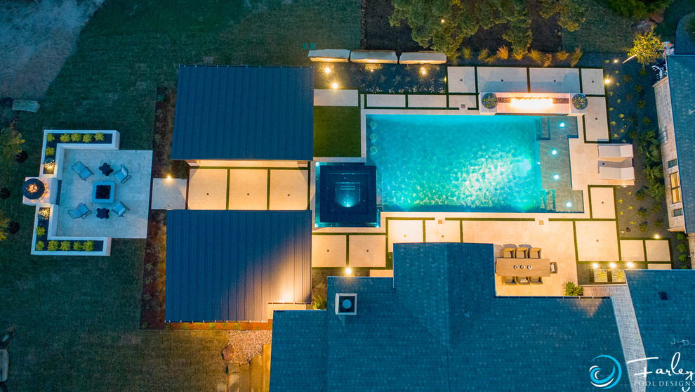 Diseño de piscina con fuente infinita clásica renovada extra grande a medida en patio trasero con adoquines de piedra natural