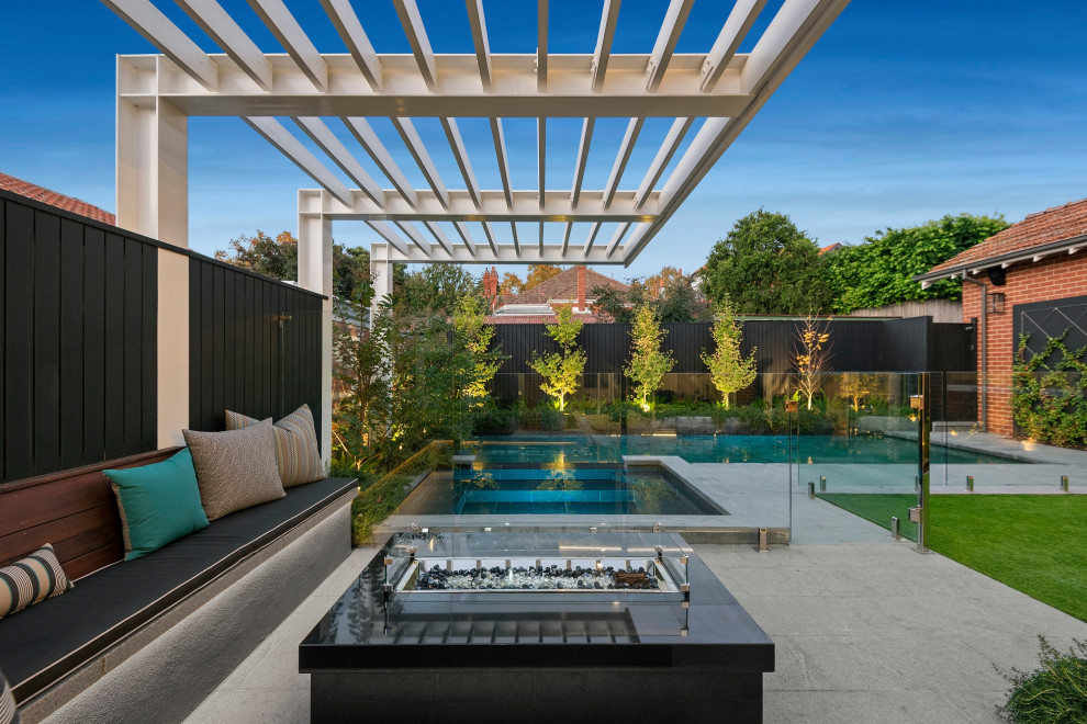 Источник вдохновения для домашнего уюта: прямоугольный бассейн среднего размера на заднем дворе в викторианском стиле с джакузи и мощением тротуарной плиткой
