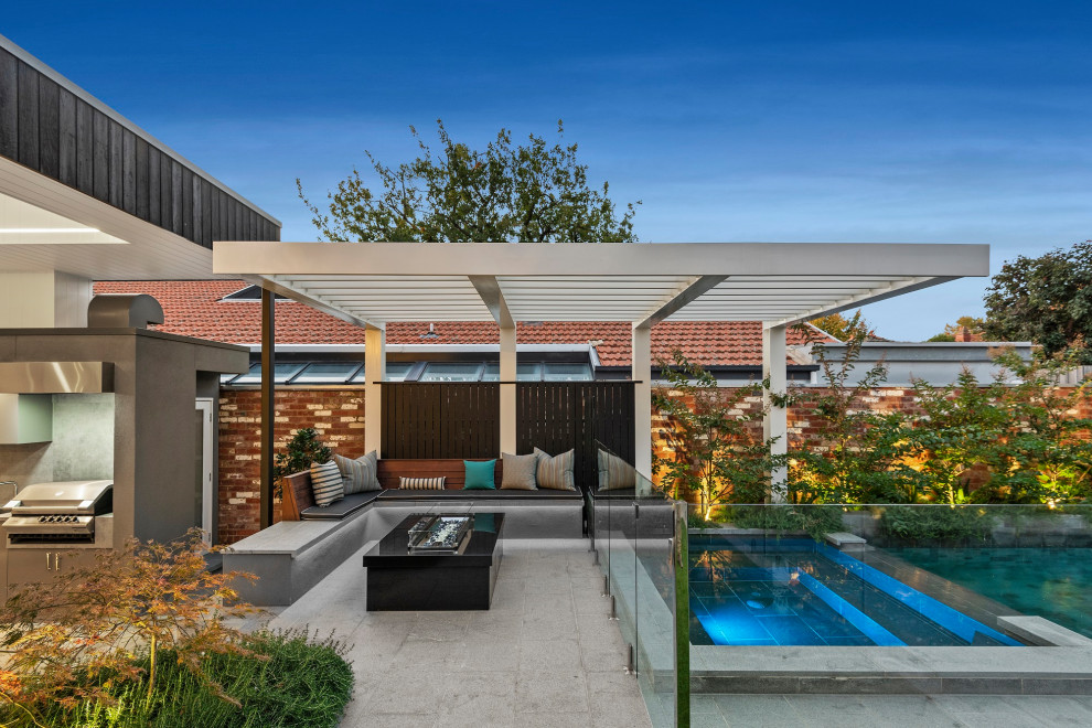 Ispirazione per una piscina vittoriana rettangolare di medie dimensioni e dietro casa con una vasca idromassaggio e pavimentazioni in cemento