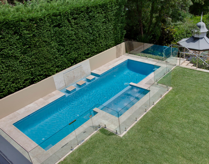 Foto de piscinas y jacuzzis alargados minimalistas grandes a medida en patio trasero con losas de hormigón