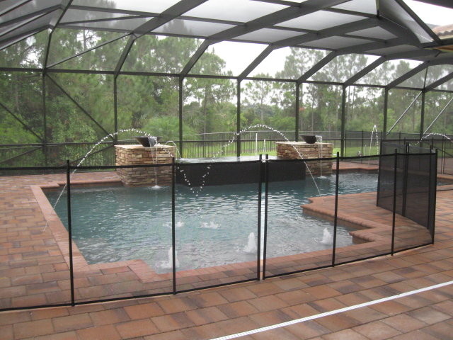 Idee per una grande piscina minimalista personalizzata dietro casa con pavimentazioni in mattoni
