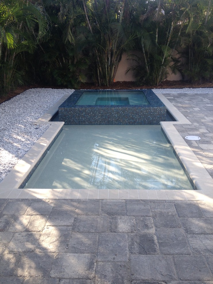 Стильный дизайн: маленький прямоугольный бассейн на заднем дворе в современном стиле с мощением клинкерной брусчаткой для на участке и в саду - последний тренд